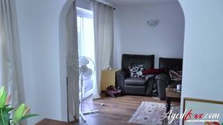 Stara gruba blondyna obciągnie chuja łysemu