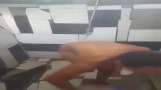 Ukryta kamerka szpieguje pod prysznicem