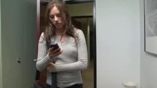 Georgia i Shyla dotykają się i pieszczą w czasie pracy