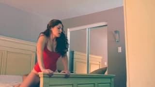 Siada mu na twarzy i dostaje lizanie