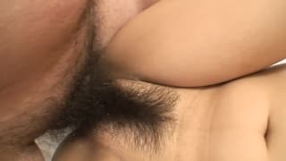 Orientalna dziwka z owłosioną pizdą kocha seks