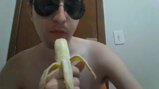 Wsadza w dupę banana a potem go zje!