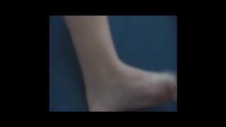 Lubi poczuć jej stopy na swoim kutasie