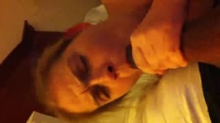 Obciąga mu dużego kutasa jak lizaka!