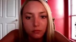 Ładna blond dziwka daje sobie orgazm