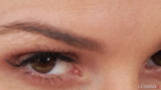 Piękne lesbijki w zmysłowej scenie pieszczot