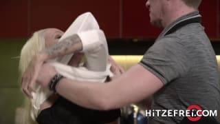 Blondynka MILF wymiata w obciąganiu i daje czadu w kuchni