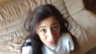 Klęczy na kolanach i mocno ssie kutasa