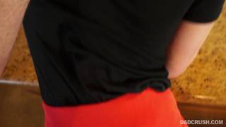 Przyszedł do pasierbicy pod prysznic i zerżnął