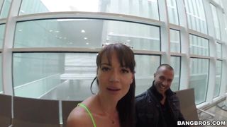 Franceska Jaimes pierdoli się w podziemnym garażu