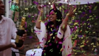 Kolorowa i radosna scena obciągania w trójkącie