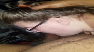 Dojrzała w okularach ssie czarnego chuja