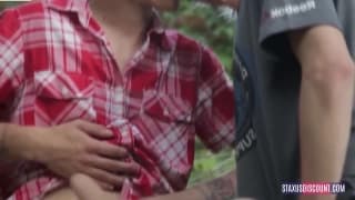 Nastoletni chłopcy eksplorują chujami swoje dupy