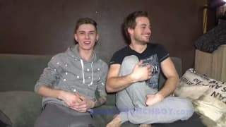 Młodzi faceci są sobą mocno podnieceni