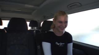 Ładna blondynka pierdoli się na śniegu!