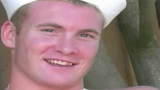 Greg Logan wali sobie kutasa w ogrodzie