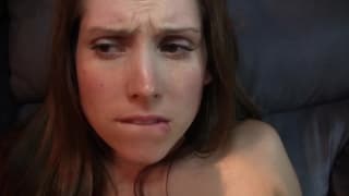 Jej owłosiona pizda w bialych legginsach