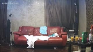 Amatorski seks grupowy pięciorga w salonie