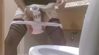 Transwestyta rżnie się dildo w toalecie