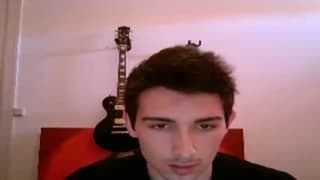 Gorący gitarzysta masturbuje się w domu