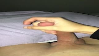 Amator trzepie chuja i filmuje się w pov