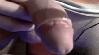 Długowłosy chłopak tryska na biurko