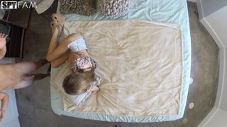 Szczupła Rebel Lynn zaskakuje swojego przyrodniego brata, który się masturbuje