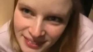 Masturbuje się i mi ssie w przymierzalni