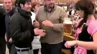 Kelnerka obciąga kutasa na Octoberfest