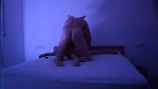 Namiętny głęboki anal na hotelowym łóżku