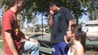 Koledzy namawiają brunetkę na gorący trójkąt