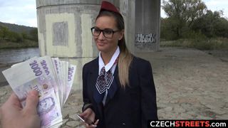 Gorąca Brunetka-Stewardesa Dostaje Gotówkę za Seks