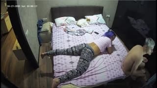 Ten blondyn wyliże jej pizdę na maksa!