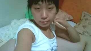 Młoda azjatycka dziwka nagrywa porno