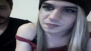 Młody gej lubi się przebrać do seksu!