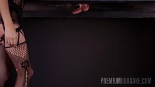 Sherry Vine w seksownej bieliźnie przyjemność na stole do dojenia