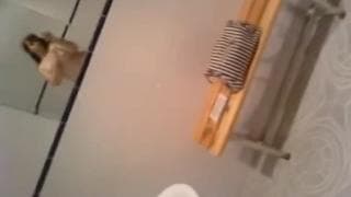 Puszysta kobieta zabawi się swoją pizdą