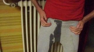 Ten facet ma fetysz- sikanie w spodnie!