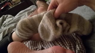 Facet bardzo lubi pieścić jej stopy!