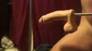 Seks maszyna wypierdoli go mocno w dupę