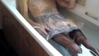 W kąpieli w bieliźnie czuje podniecenie