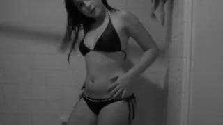 Młoda Amanda podnieca nas stripteasem