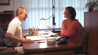 Cycata dziwka uwodzi w biurze kierownika