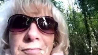 Dojrzała obciąga chuja ukryta w krzakach