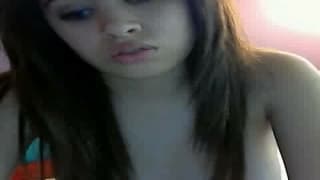 Ciemnowłosa seksi dziwka rżnie się sama