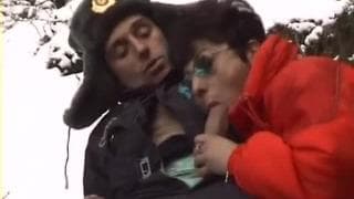 Uprawiają seks w górach, w lesie na śniegu