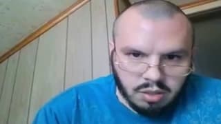 Misiowaty gej trzepie sobie kapucyna