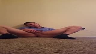 Młody gej najbardziej lubi walić kutasa