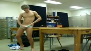 Został w klasie po lekcjach i wali chuja