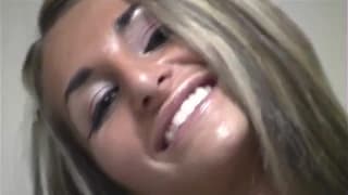 Sprośna cycata ekshibicjonstka w kuchni